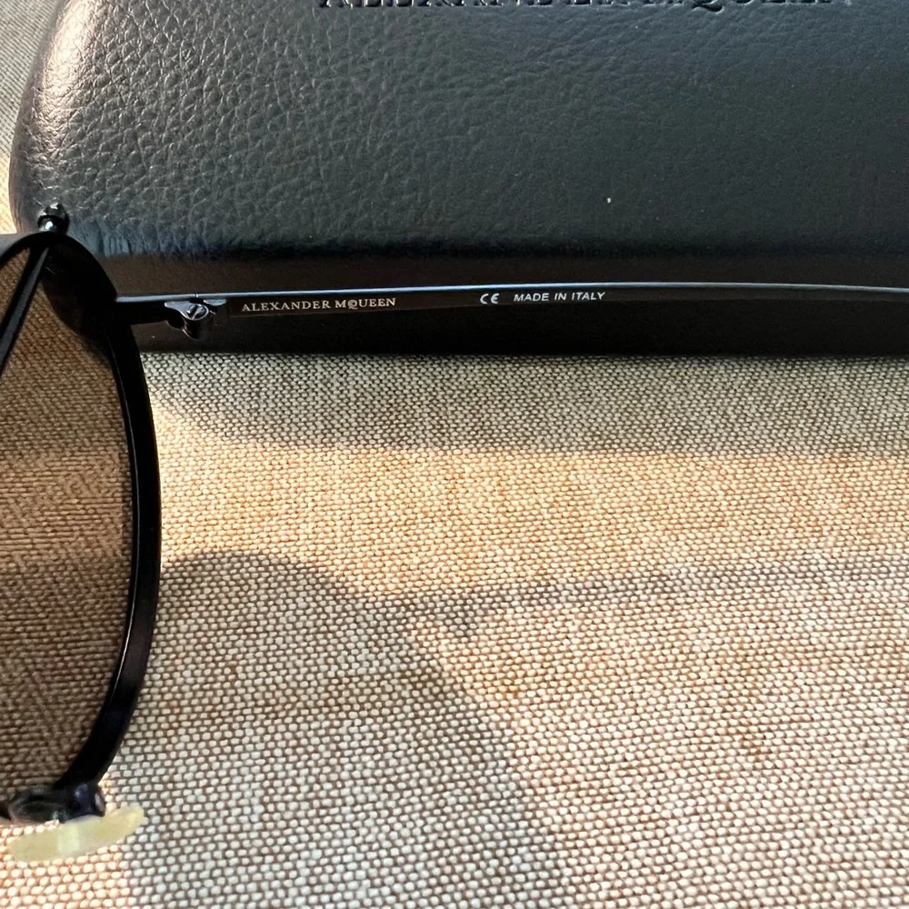 Alexander Mqueen Sunglasses AMO137S - Picture 4 of 5